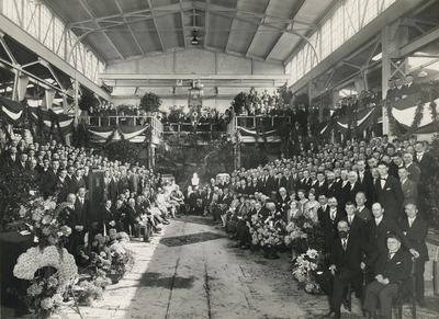 405028 Groepsportret van de aanwezigen bij de viering van het 50-jarig jubileum van de Utrechtse Machinefabriek o.d. ...
